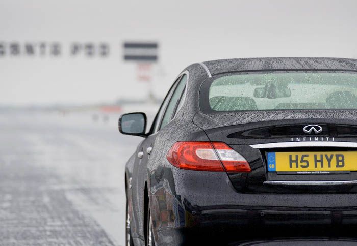 Το πεντάμετρο sedan της Infiniti είναι κοντά σε χρόνους επιτάχυνσης με μοντέλα – θρύλους των Porsche, Ferrari, Lamborghini και Aston Martin.